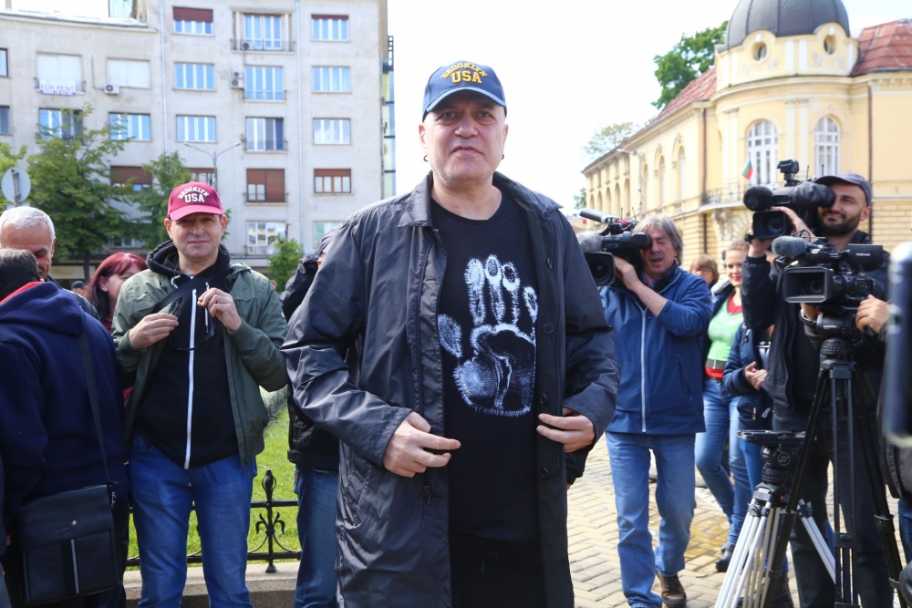 Слави пристигна пред парламента, ето какво се случва (ВИДЕО/СНИМКИ)
