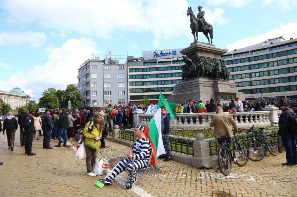 Слави пристигна пред парламента, ето какво се случва (ВИДЕО/СНИМКИ)