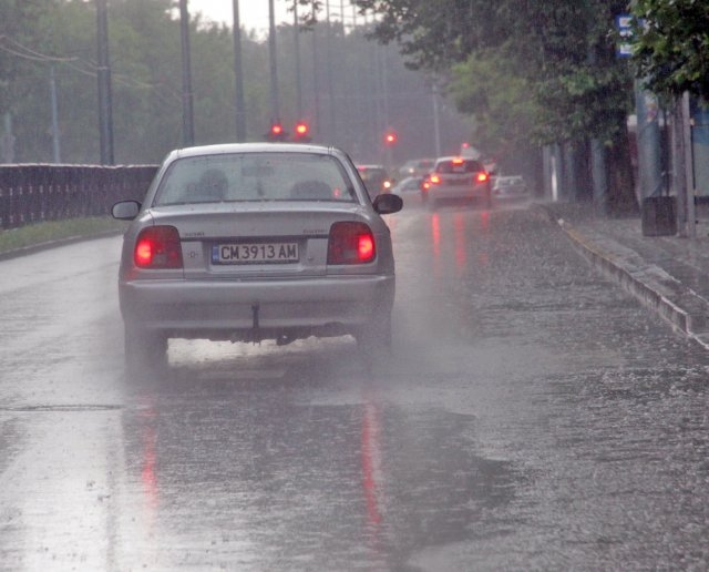 След бурята: Светофари и дървета заваляха в Пловдив