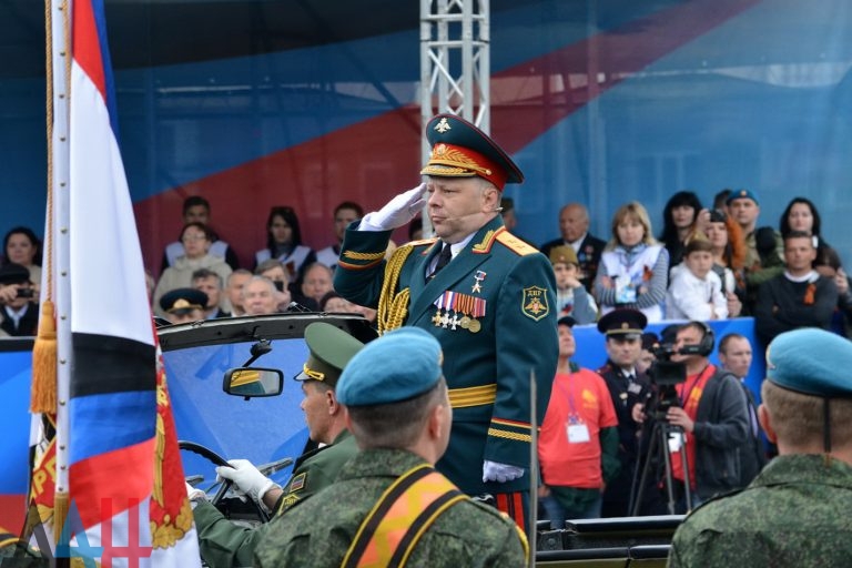 В Донецк започна Парадът на победата (НА ЖИВО)