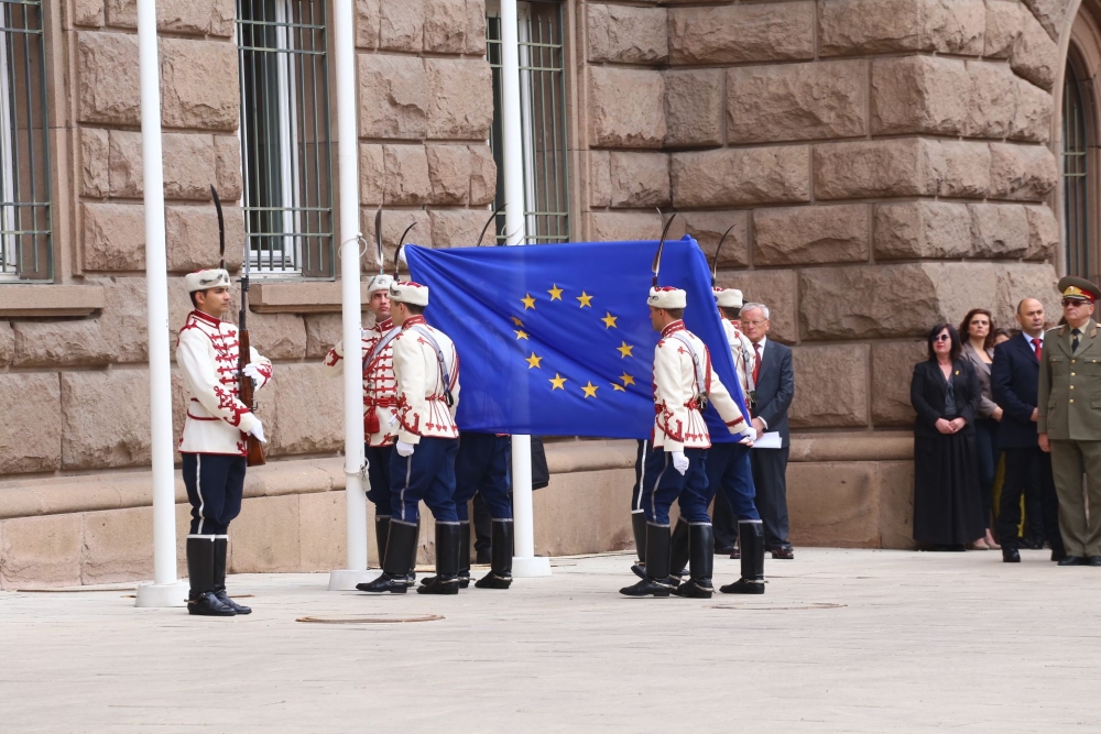Издигнаха флага на ЕС пред президентството в чест на Деня на Европа (СНИМКИ)