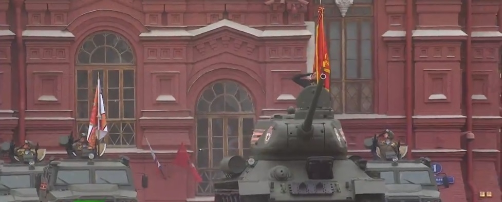 Руската военна техника излезе на Червения площад (СНИМКИ/НА ЖИВО)