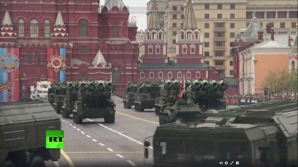 Руската военна техника излезе на Червения площад (СНИМКИ/НА ЖИВО)