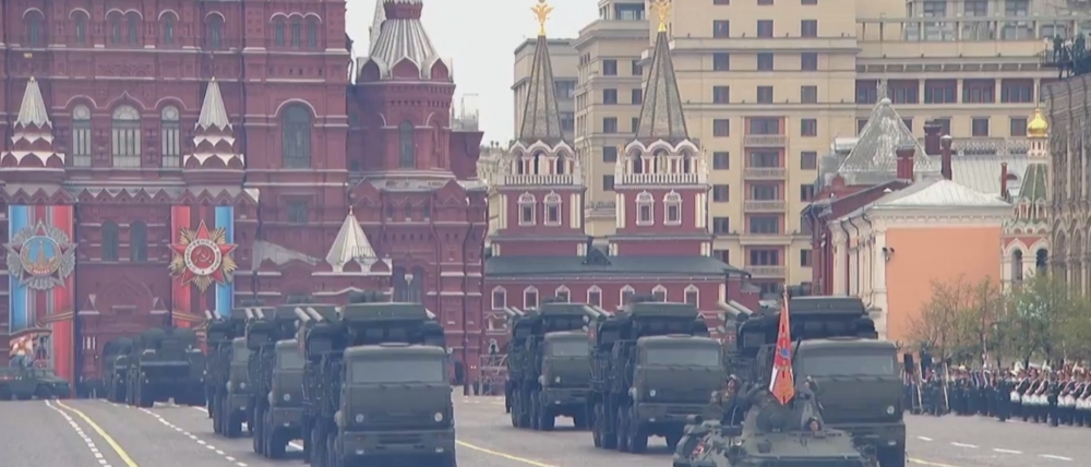 Руската военна техника излезе на Червения площад (СНИМКИ/НА ЖИВО)