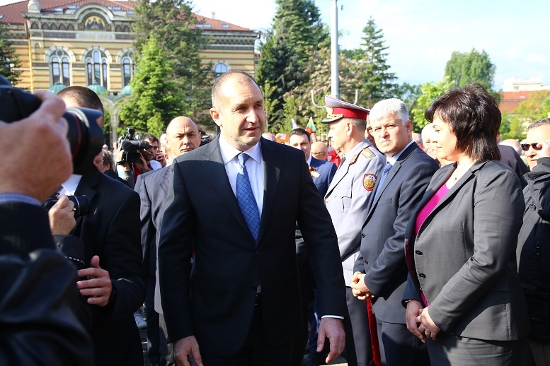 Президентът Румен Радев изненадващо се появи в царевско село (СНИМКИ/ВИДЕО)