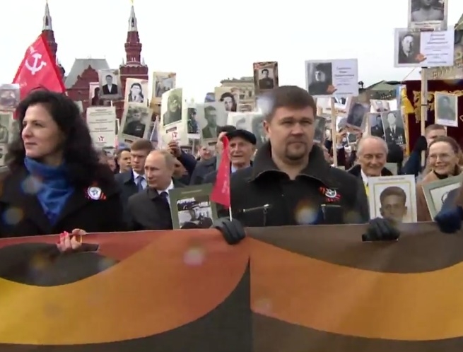 НА ЖИВО В БЛИЦ: Разтърсваща гледка! Стотици хиляди в марша на „Безсмъртния полк” в Москва (ВИДЕО)