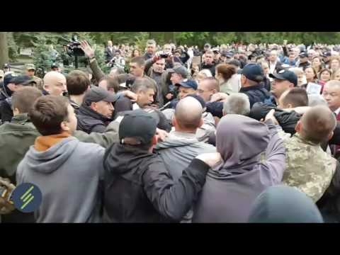 Нещо невиждано от времето на Майдана се случва в Киев: Полицията бие и се гаври с бандеровци и неонацисти (ВИДЕО)