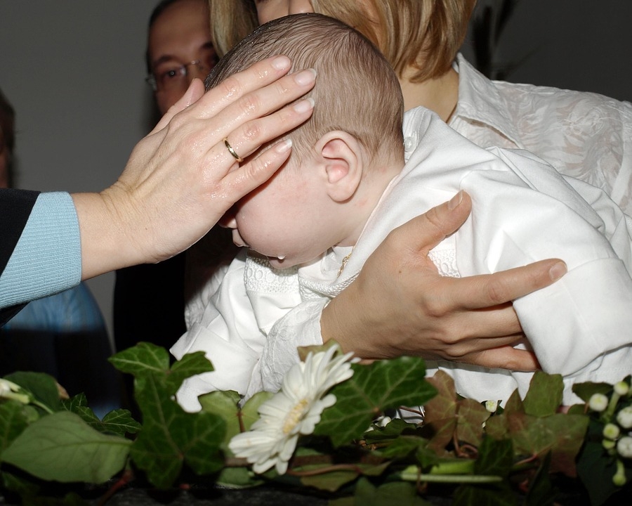 Взимат българско бебе от родителите му в Англия