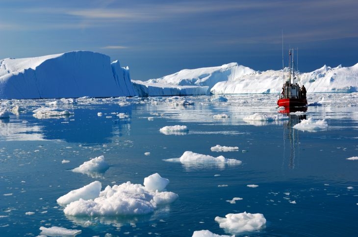 Китайски изследователски кораб се блъсна в айсберг