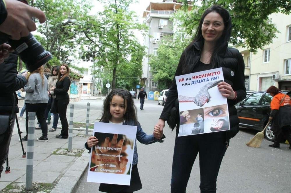 Протестът на майките в София срещу насилието против децата им в СНИМКИ