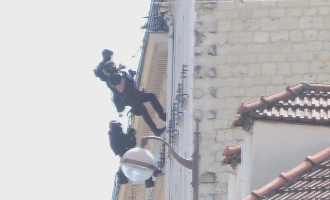 Уникално ВИДЕО показа как го правят французите: Полицаите направиха зрелищен щурм на апартамент защото...