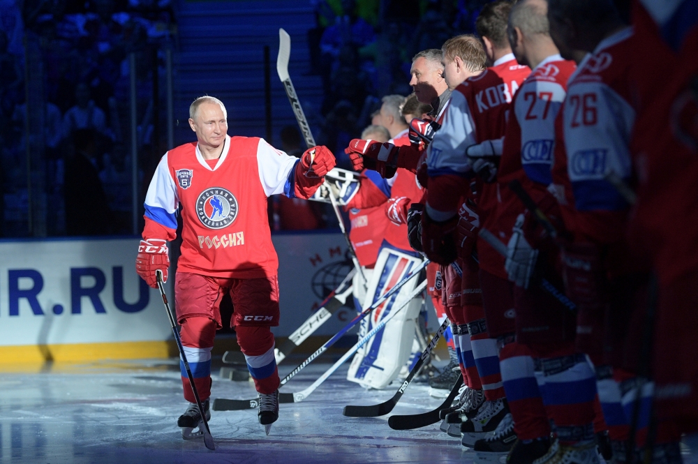 Звездно хокейно зрелище с Путин в главната роля! Руският президент падна лошо на леда, но заби 7 шайби (СНИМКИ/ВИДЕО)