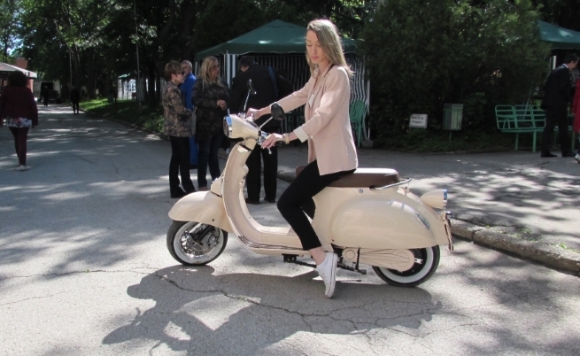 Постижение: Красива българка създаде първия у нас електрически скутер (СНИМКИ) 