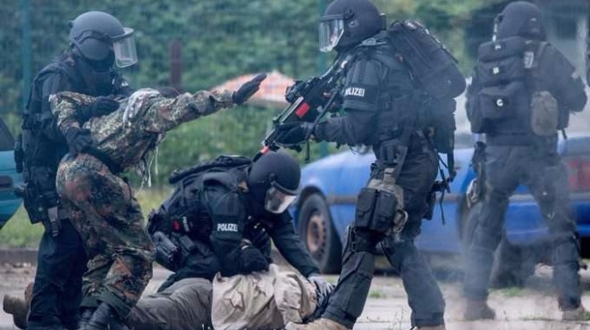Масова полицейска акция разтресе Германия: Спесченгета тръшкат наред!