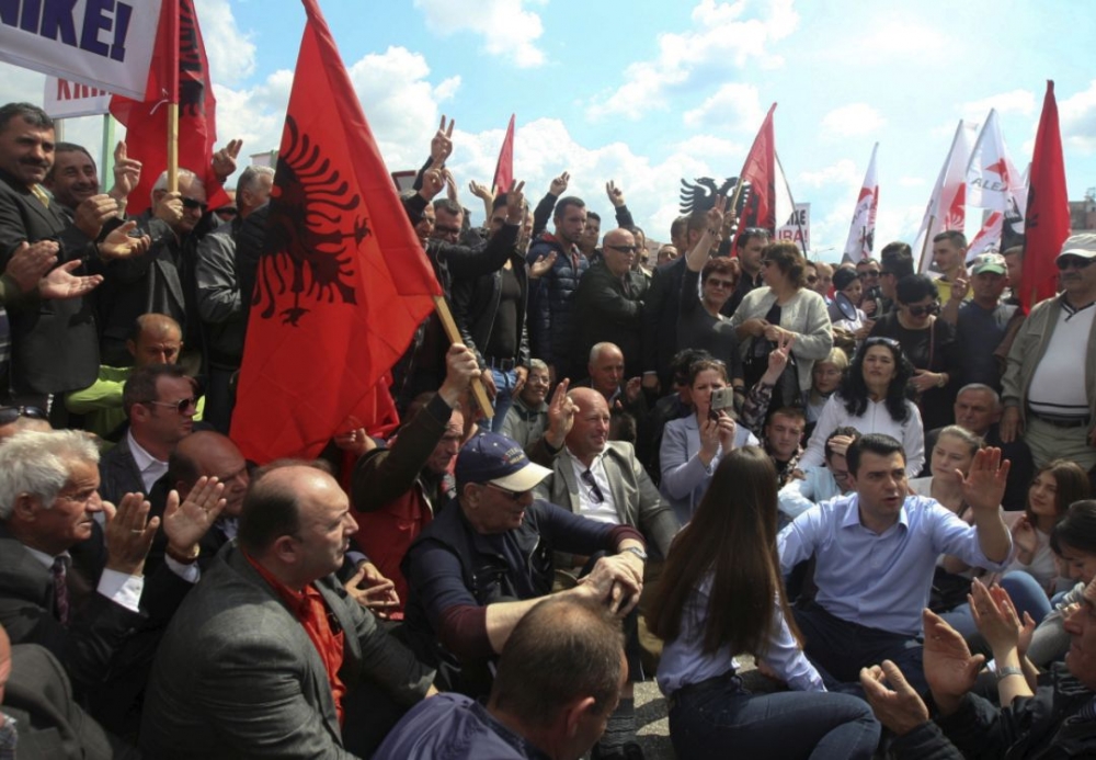 Албанската опозиция зове за „нова република“ на многохиляден митинг в Тирана 