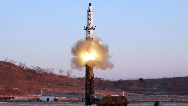 Токио: Севернокорейската ракета е паднала в Японско море