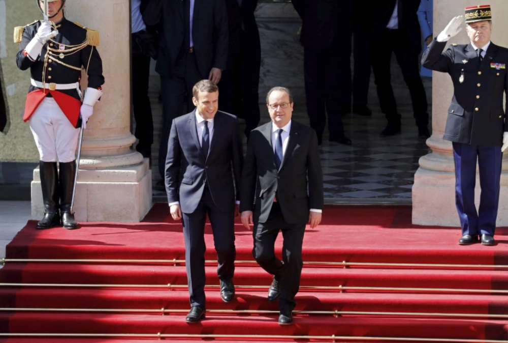 Оланд напусна Елисейския дворец под бурните аплодисменти на новия президент 