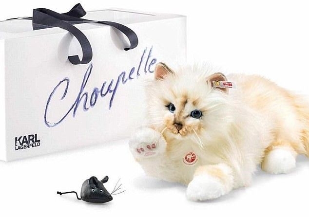 Карл Лагерфелд продава копия на котката си