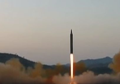 Северна Корея показа успешното изстрелване на новата балистична ракета Hwasong-12 (ВИДЕО)
