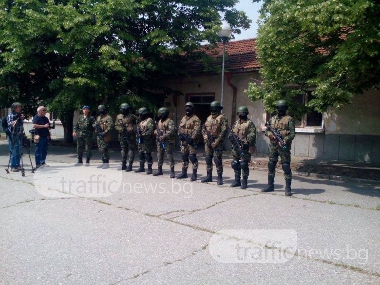 Маскирани и въоръжени нахлуха в сграда пред очите на военния министър Каракачанов (СНИМКИ)
