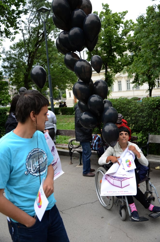 Фоторепортаж в БЛИЦ! Майки носиха ковчег пред парламента!