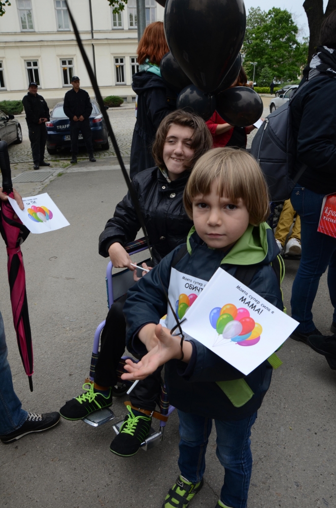 Фоторепортаж в БЛИЦ! Майки носиха ковчег пред парламента!