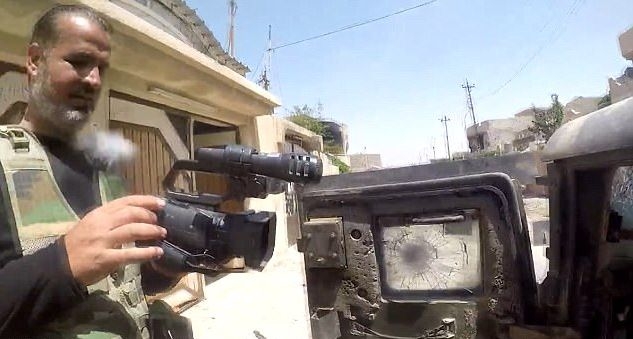 Драматичен момент! Журналист на косъм от смъртта, уцелва го снайперист на „Ислямска държава”, но камера го спасява (ВИДЕО)