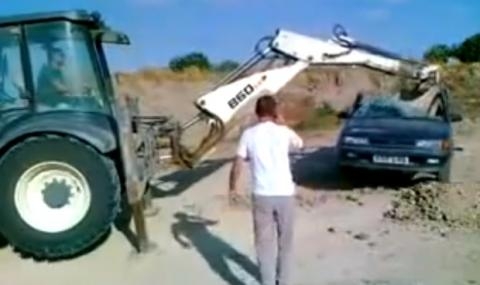 Бесен български багерист премаза кола и я отмъкна (ВИДЕО)