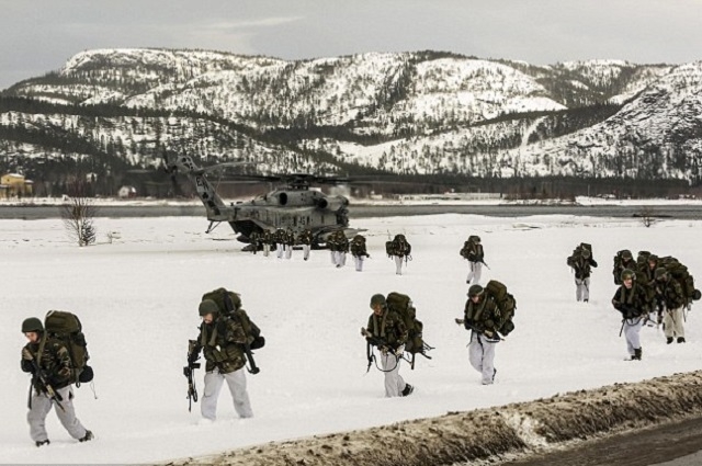 Defense News: 200 американски морски пехотинци замръзнаха на учения край руската граница