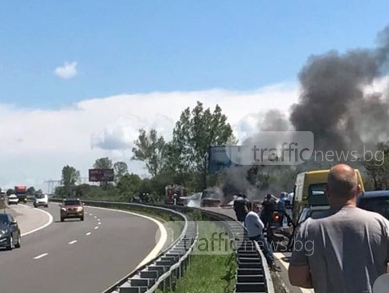 Бус се запали на “Тракия“ и блокира движението към Пловдив (СНИМКА)