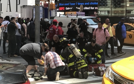 Извънредно от Ню Йорк! Кола се вряза в тълпа на централен площад, има жертви (СНИМКИ/НА ЖИВО)