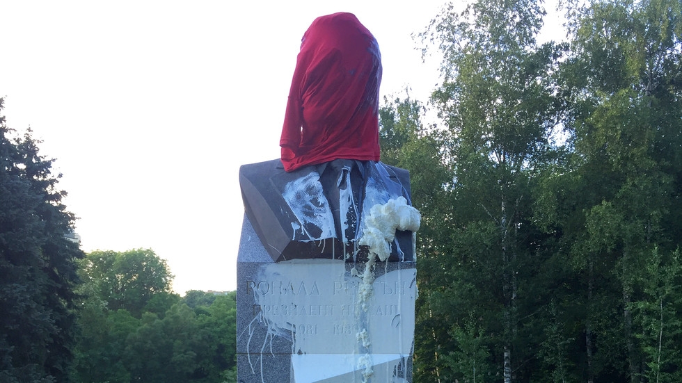 Повредиха паметника на Рейгън в София (СНИМКИ)