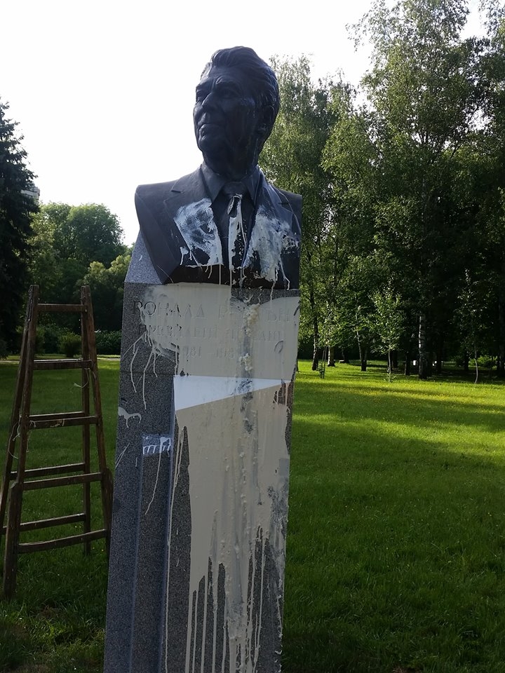 Повредиха паметника на Рейгън в София (СНИМКИ)
