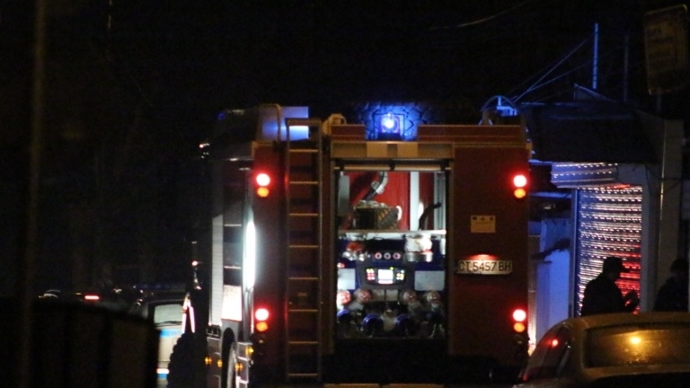САМО В БЛИЦ: Пожарни и линейки фучат към столичния квартал Гео Милев, гори кооперация, евакуират хората 