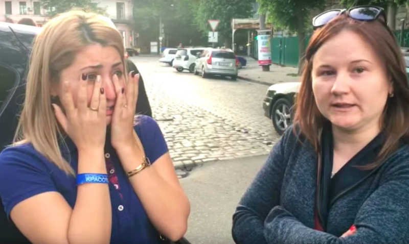Украинци издевателстваха над молдованки в Одеса заради Георгиевска лента (ВИДЕО)