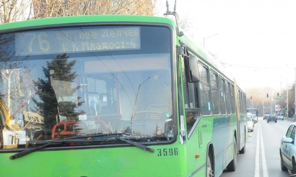 Тази СНИМКА разгневи Фейсбук, ето какво направиха ученици в софийски автобус от градския транспорт