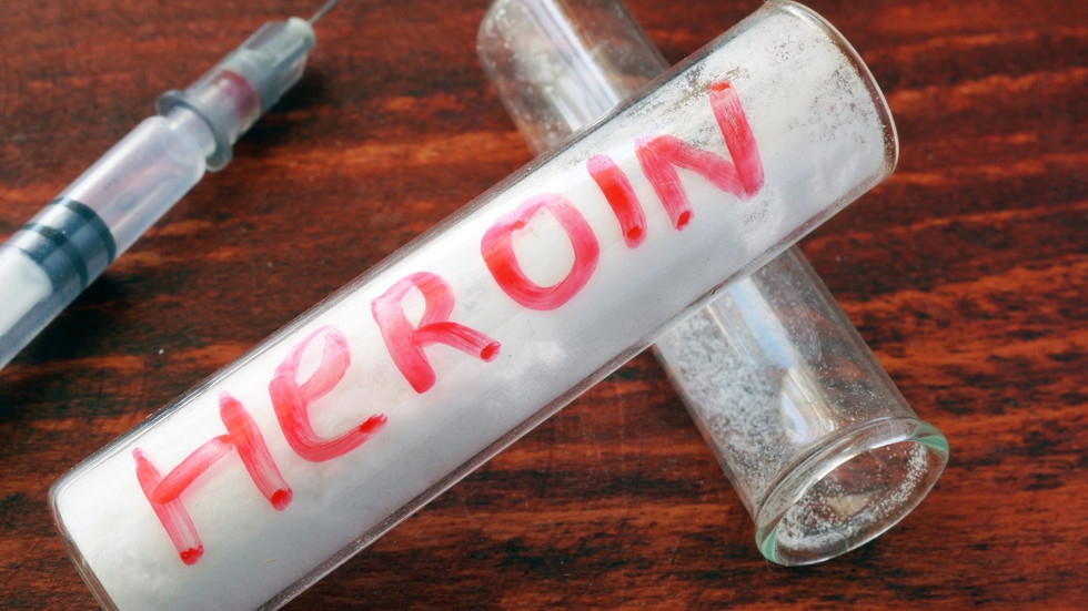 Манекена го загази: Прочутият бандит криел 10 пакета с хероин в тайник