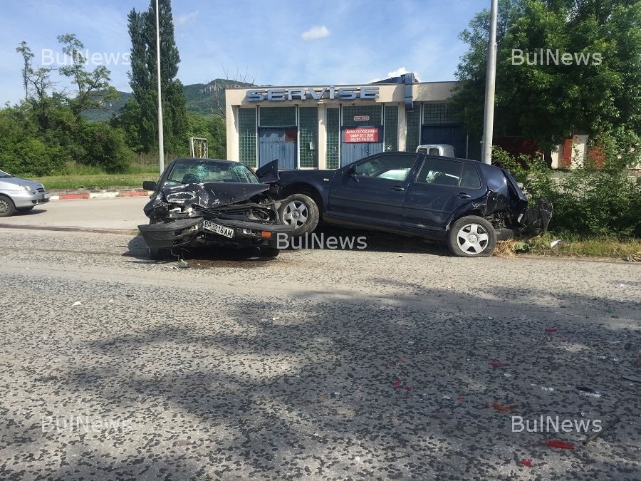 Тежко меле със софийска кола във Враца! Линейки карат ранените към спешното (СНИМКИ)