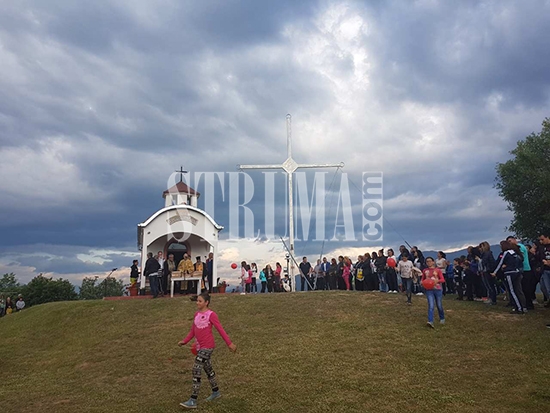 Нестинари и гайди развълнуваха стотици, събрали се на параклис над петричко село (СНИМКИ/ВИДЕО)