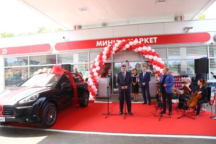 „ЛУКОЙЛ“ със страхотна награда! Валентин Златев подари уникално PORSCHE Cayenne на красива дама (СНИМКИ/ВИДЕО)