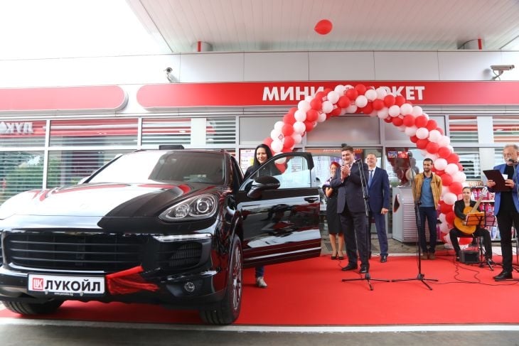 „ЛУКОЙЛ“ със страхотна награда! Валентин Златев подари уникално PORSCHE Cayenne на красива дама (СНИМКИ/ВИДЕО)