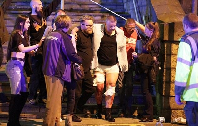 Манчестър осъмна окървавен след ужасяваща терористична атака, убила и ранила десетки на концерт на Ариана Гранде (СНИМКИ/ВИДЕО)  