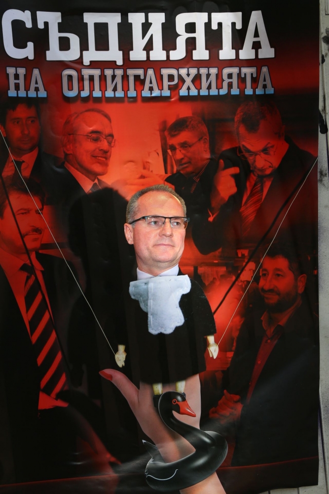 Лозан Панов цъфна като "Съдията на олигархията" срещу централата на БСП  и ВСС (СНИМКИ)