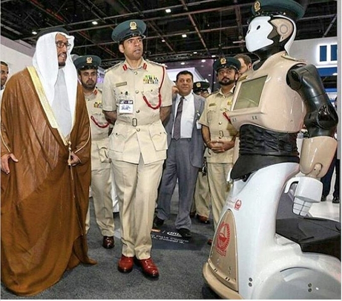 Вече е факт: Робокоп бори престъпността в Дубай