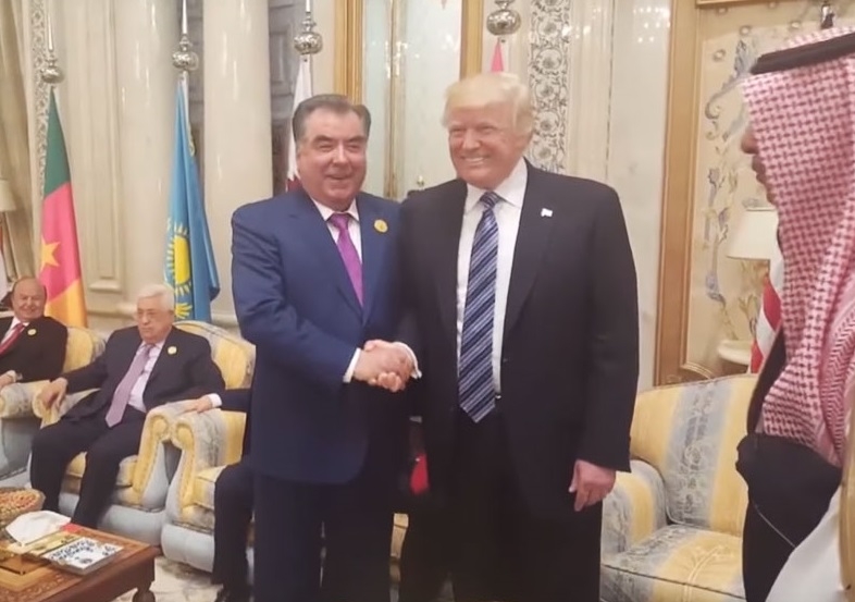 Кой е по-по най? Президентът на Таджикистан издържа ръкохватката на Тръмп
