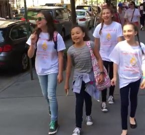 Пет малки момиченца взривиха Фейсбук с това, което направиха по улиците на Ню Йорк (ВИДЕО)