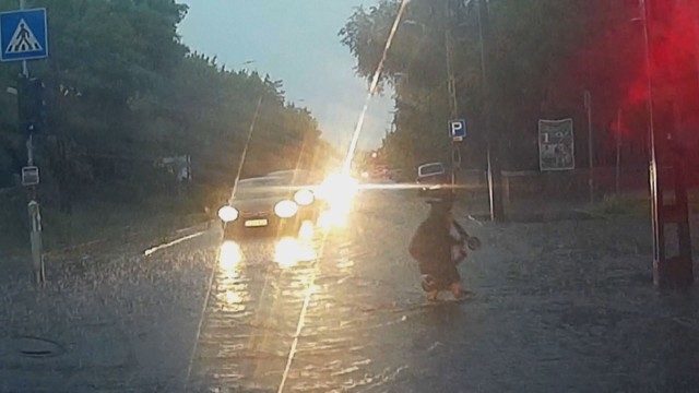 Силен дъжд потопи Будапеща под половин метър вода