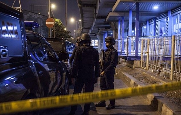 Трима полицаи загинаха при двоен самоубийствен атентат в Индонезия