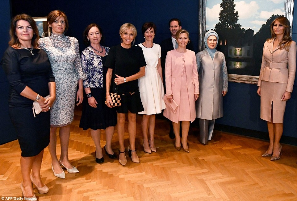 Уникални СНИМКИ! Деси Радева, Бриджит Макрон и Мелания Тръмп една до друга, сред тях е мъж, който е съпруга на премиера на Люксембург! 