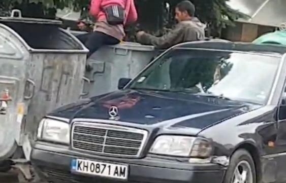 Това ли са богатите бедни в България? Роми-клошари извозват набраното от кофите с "Мерцедес" (СНИМКА/ВИДЕО)